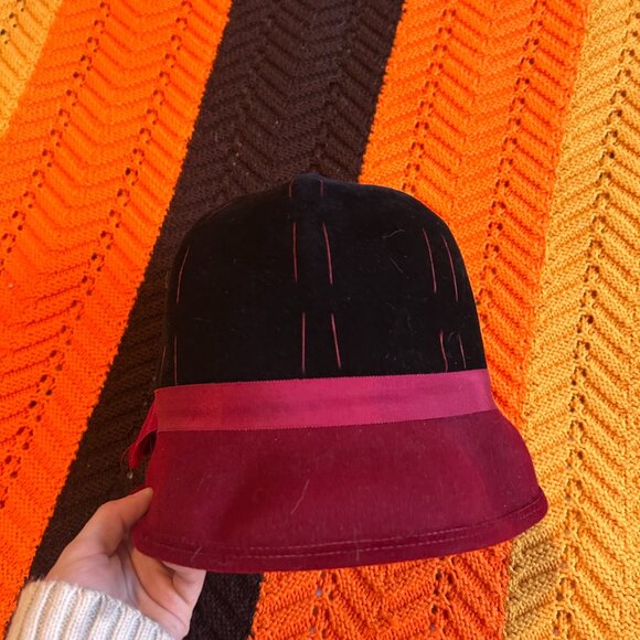 1950s red and black velvet brimmed cloche embroidered hat with ribbon - Picture 9 of 14